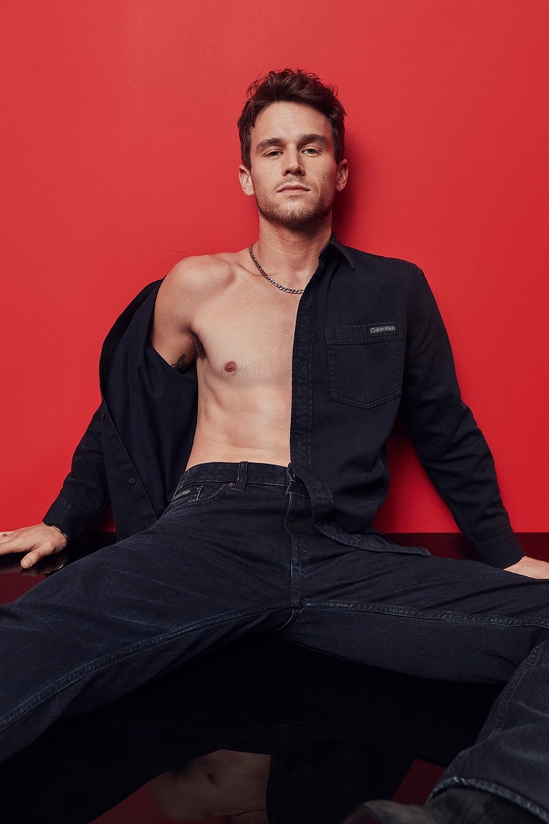 Calvin Klein 正式公開 Hailey Bieber、Brandon Flynn 主演 2023 年假日系列廣告大片