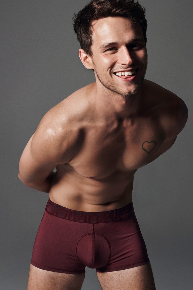 Calvin Klein 正式公開 Hailey Bieber、Brandon Flynn 主演 2023 年假日系列廣告大片