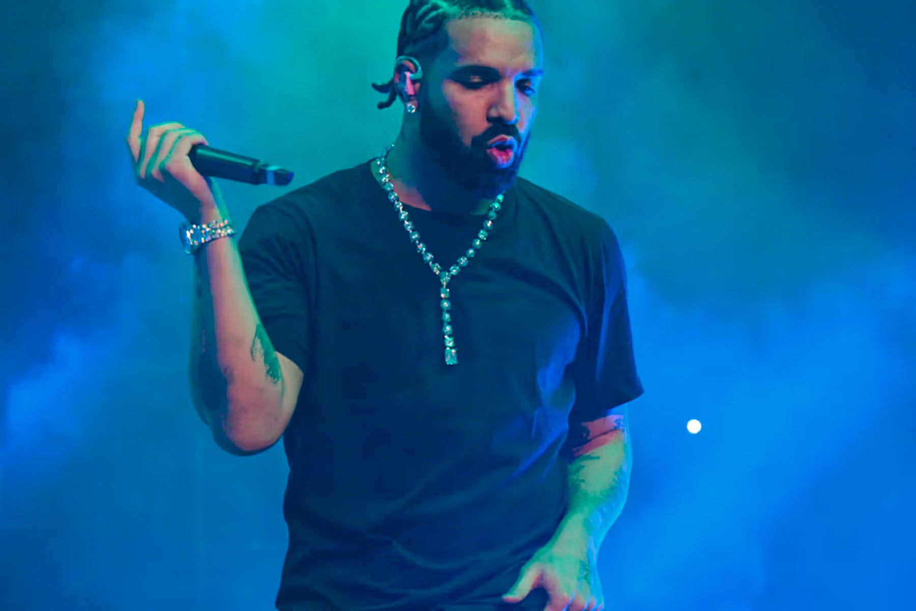 Drake 突襲發佈全新專輯《Scary Hours 3》