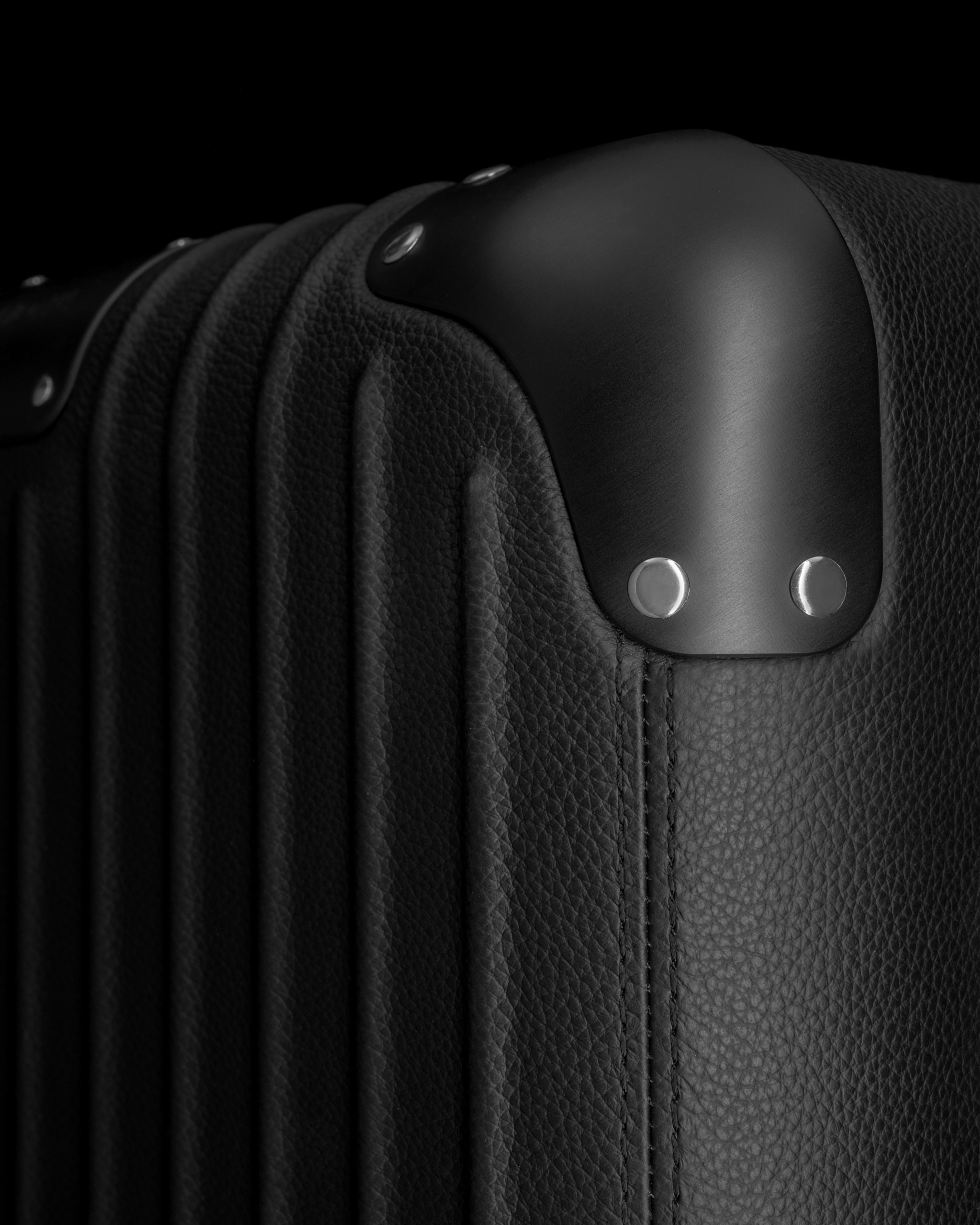 RIMOWA 正式推出全新皮革行李箱系列