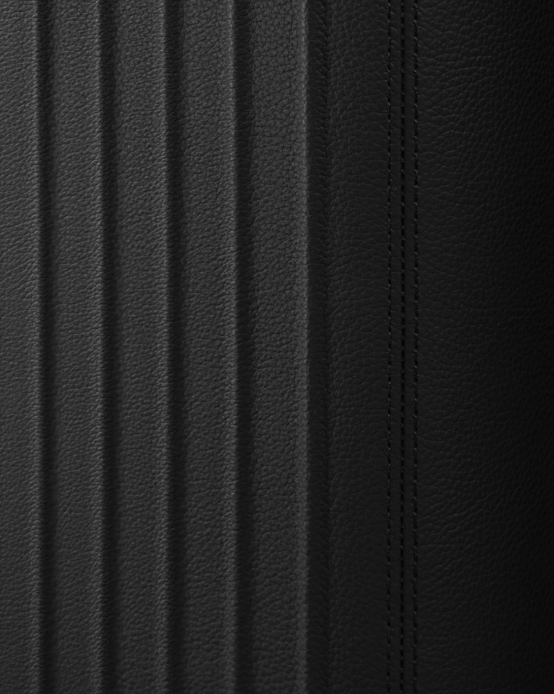 RIMOWA 正式推出全新皮革行李箱系列