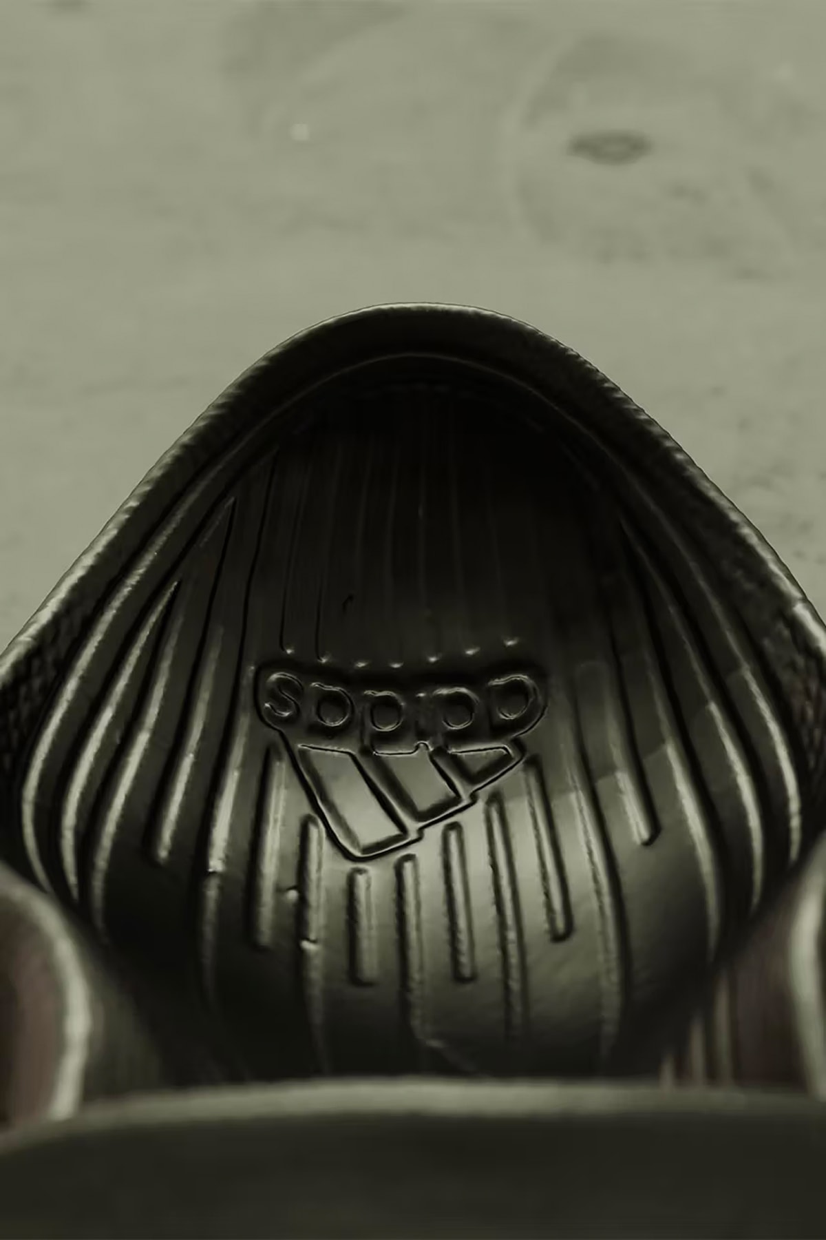 烏克蘭藝術家 Stanis Slav 打造全新 adidas 尖頭拖鞋