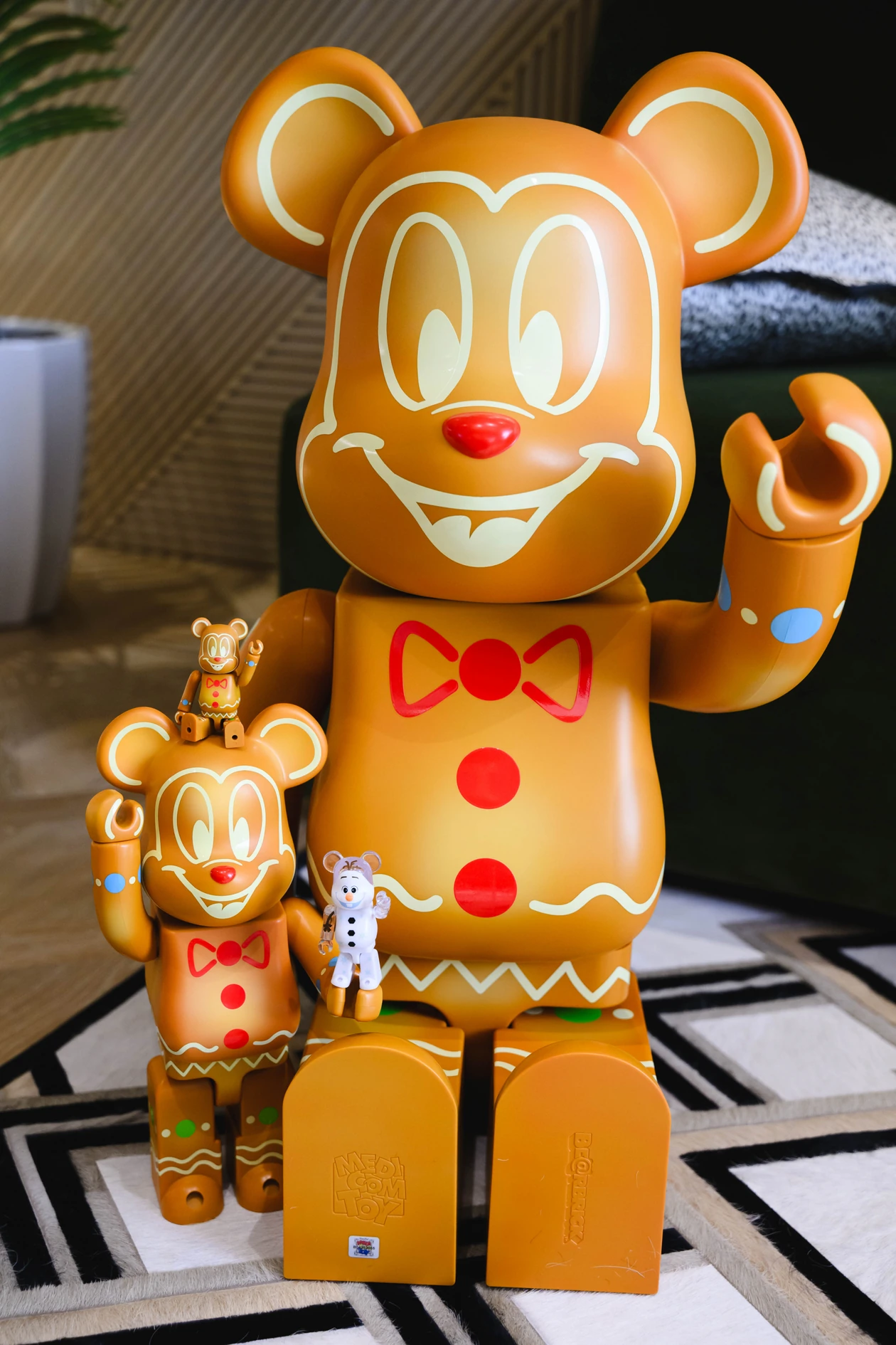 海港城與 MEDICOM TOY 最新「Disney 100 CHRISTMAS LOVE 2000% UP BEARBRICK UP」開催