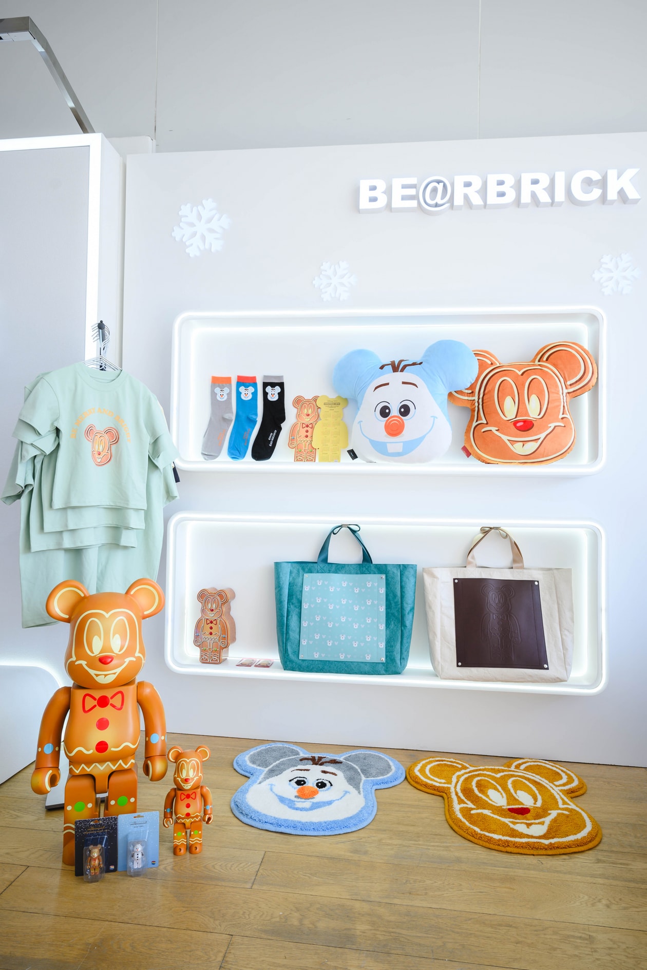 海港城與 MEDICOM TOY 最新「Disney 100 CHRISTMAS LOVE 2000% UP BEARBRICK UP」開催