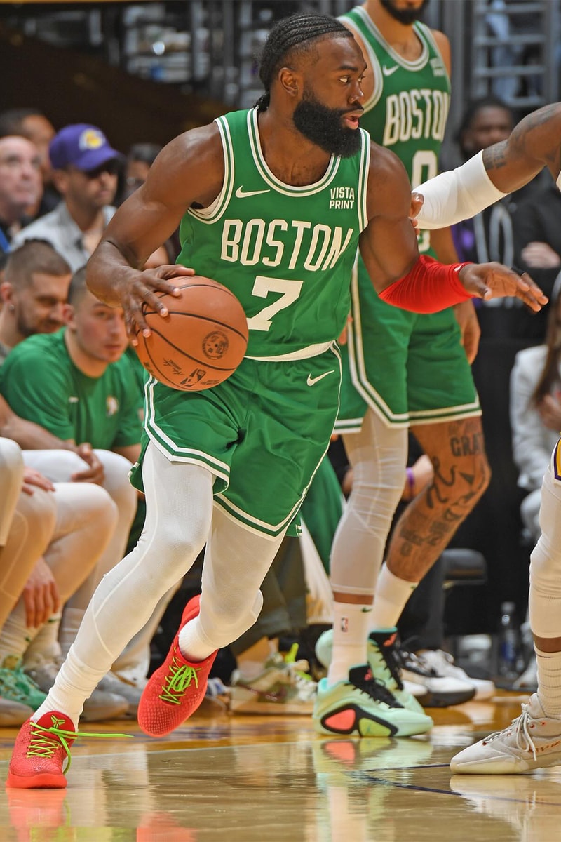 Jaylen Brown 於聖誕大戰著用無 Logo 版本 Nike Kobe 6 Protro「Reverse Grinch」