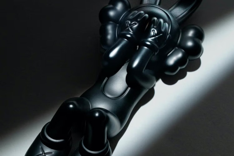 KAWS 攜手 AllRightsReserved 打造全新青銅雕塑「CALM NIGHT」