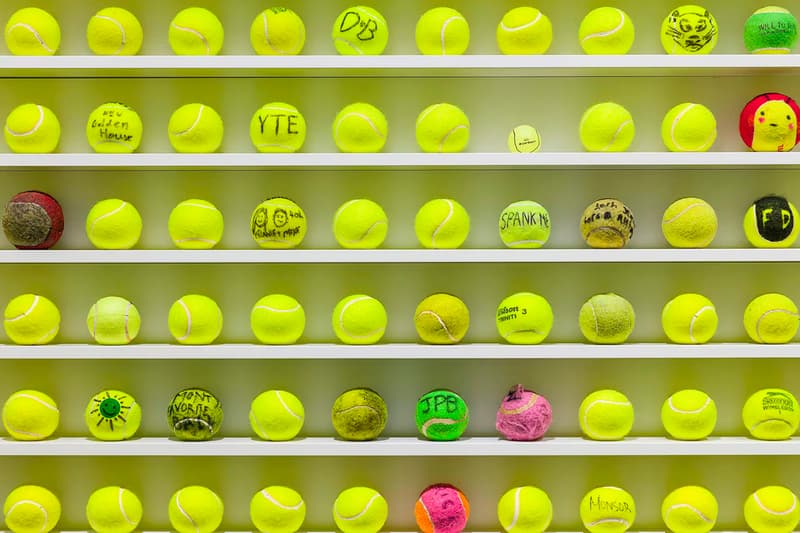 David Shrigley 全新互動展覽《Mayfair Tennis Ball Exchange》正式登場