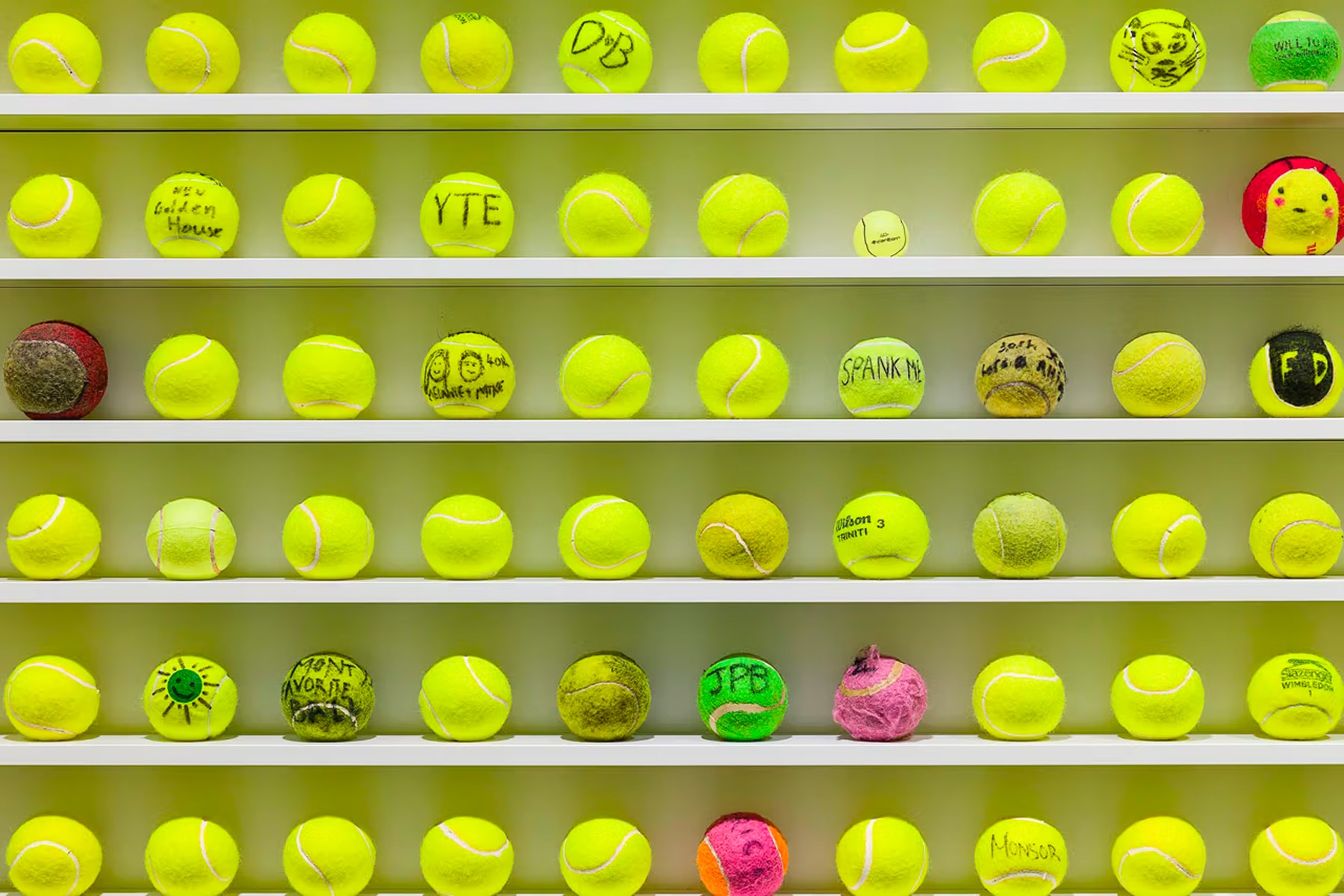 David Shrigley 全新互動展覽《Mayfair Tennis Ball Exchange》正式登場