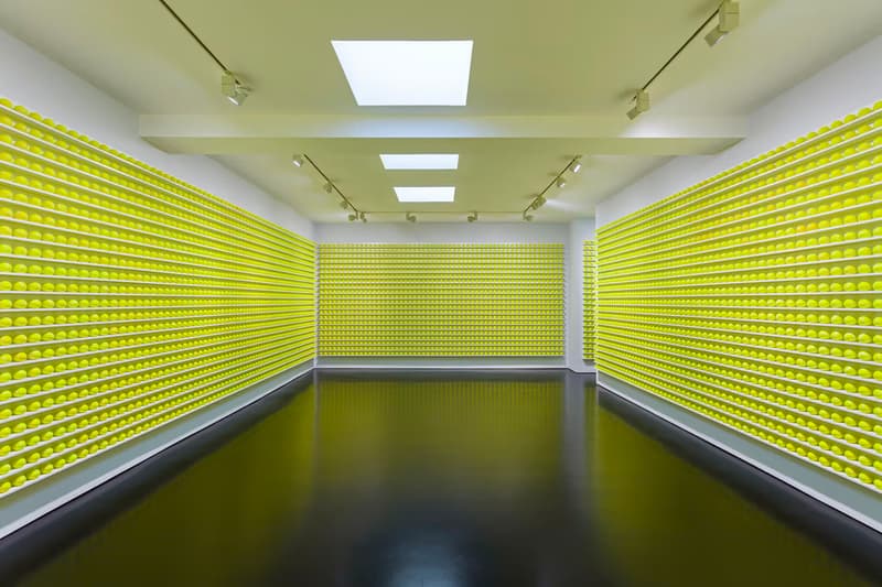 David Shrigley 全新互動展覽《Mayfair Tennis Ball Exchange》正式登場