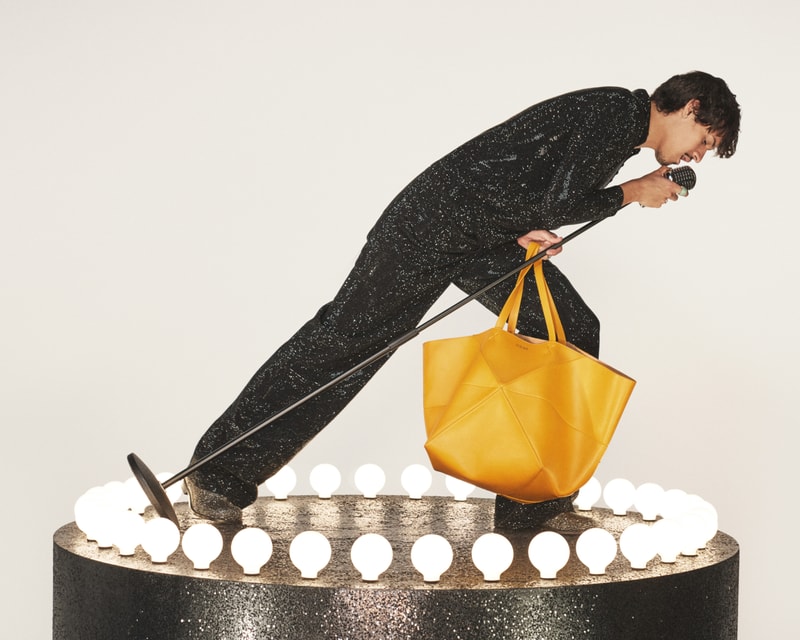 LOEWE 正式發佈 2024 春夏男裝系列形象廣告