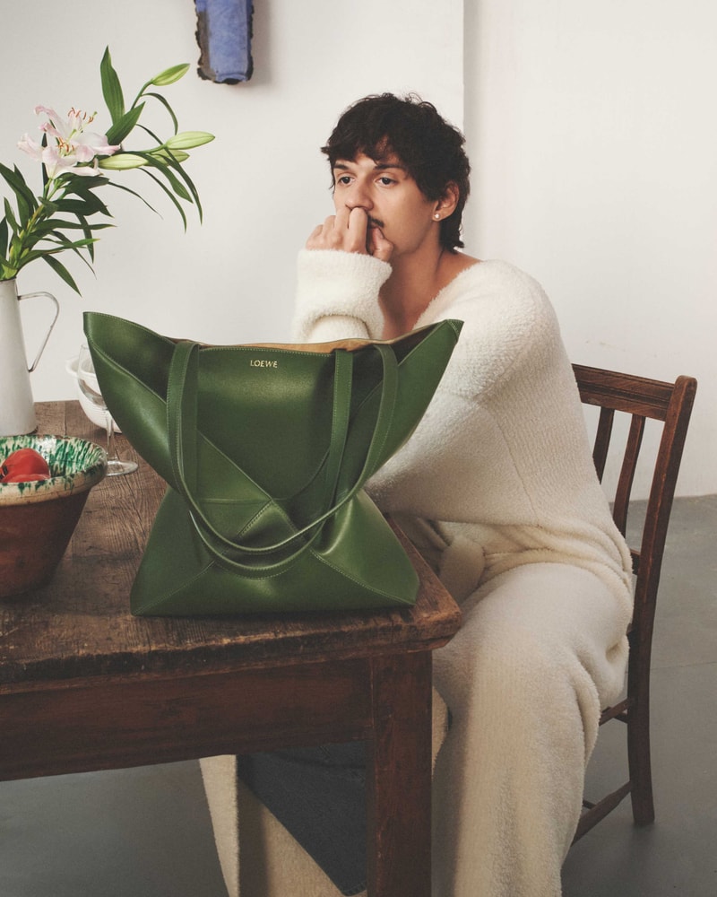 LOEWE 正式發佈 2024 春夏男裝系列形象廣告