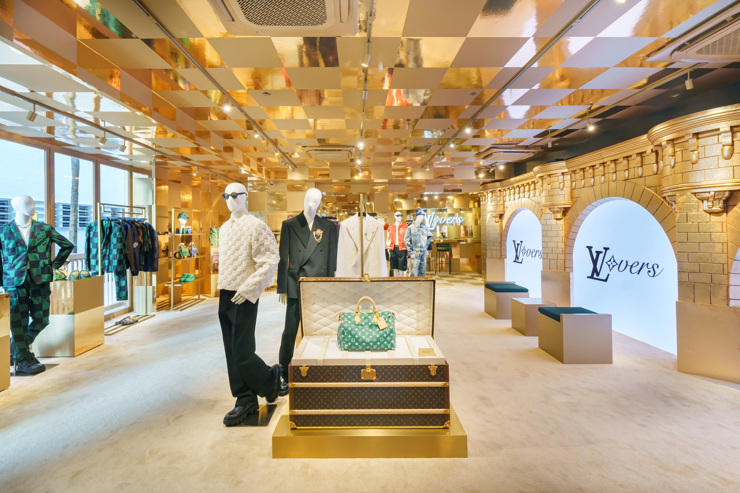 率先走進 Louis Vuitton 2024 春夏男裝系列期間限定概念店