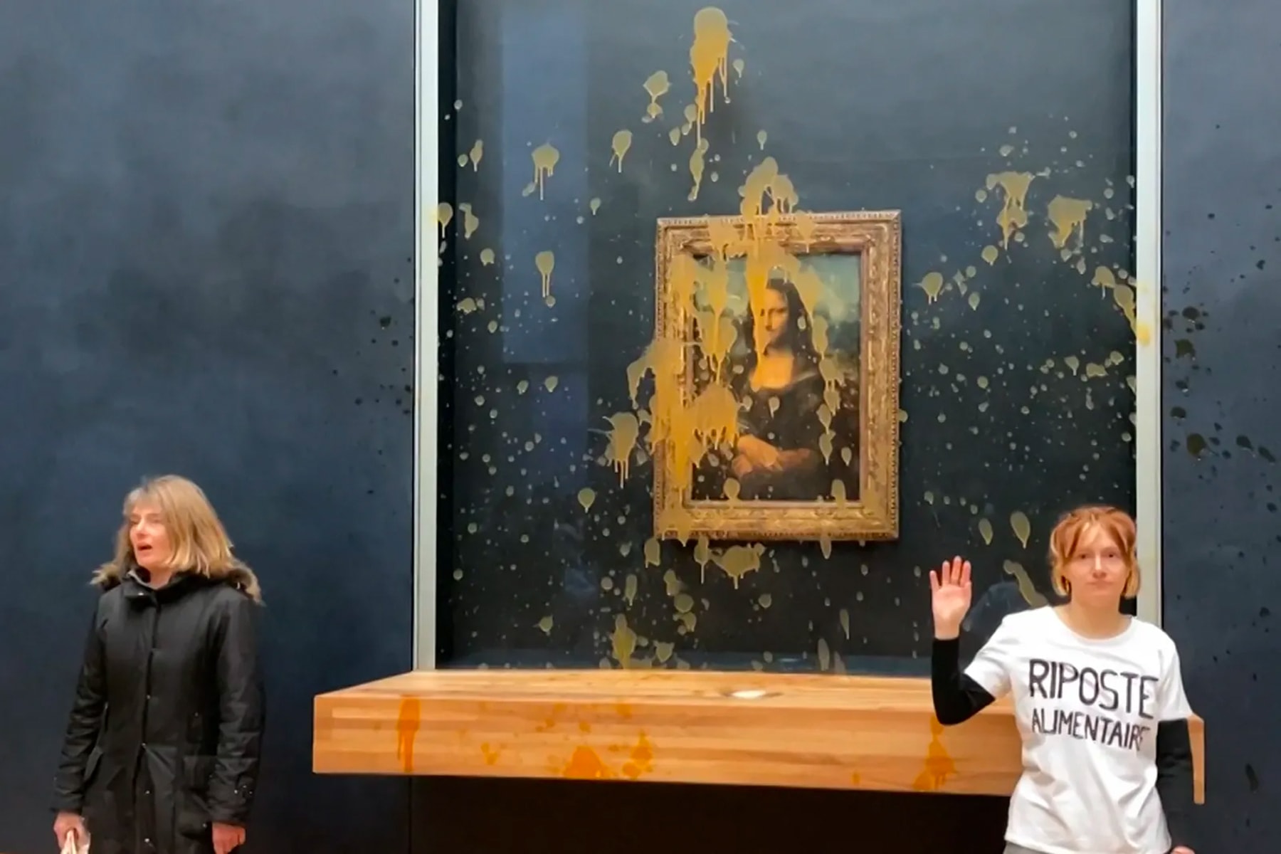 《蒙娜麗莎 Mona Lisa》慘遭環保團體人士潑灑南瓜湯汁