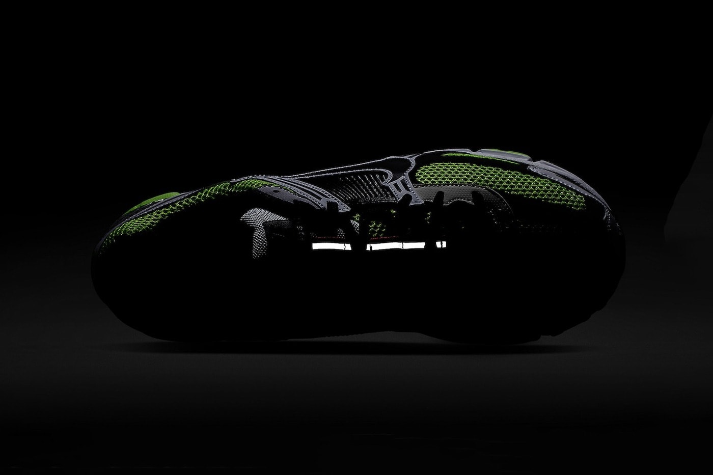 消息稱 Nike Zoom Vomero 5 人氣配色有望於 2024 年復刻回歸