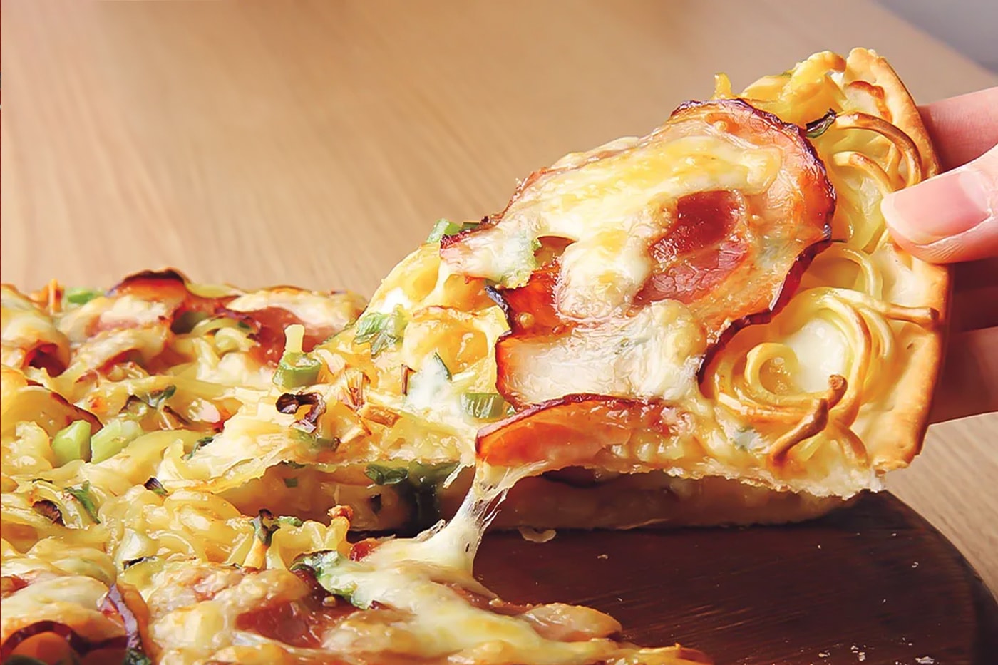 Pizza Hut 推出全新「拉麵」風味披薩