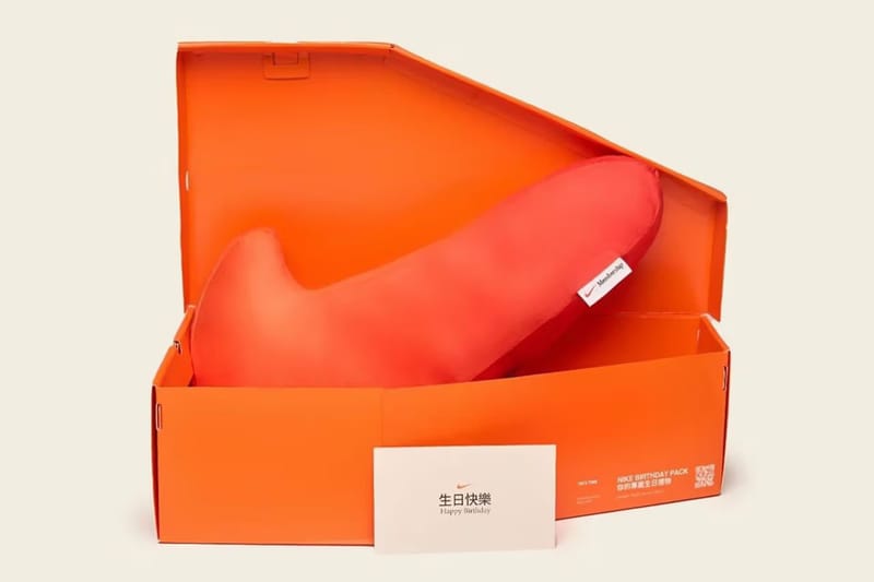 「勾勾」愛好者注意！Nike 正式推出 Swoosh Logo 造型可愛抱枕