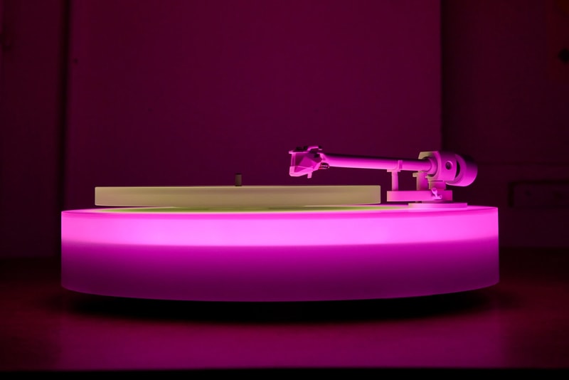 Brian Eno 全新霓虹黑膠唱片機「Turntable II」正式登場
