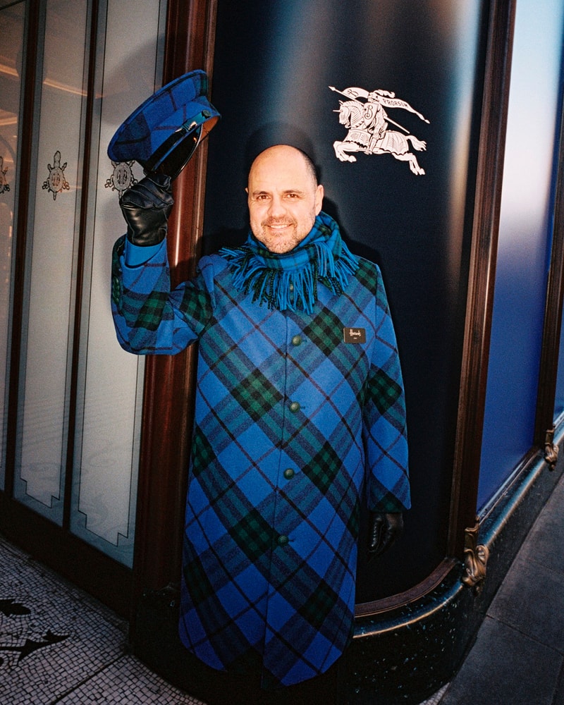 慶祝開幕 175 週年！Burberry 以「騎士藍」點亮英國哈洛德百貨