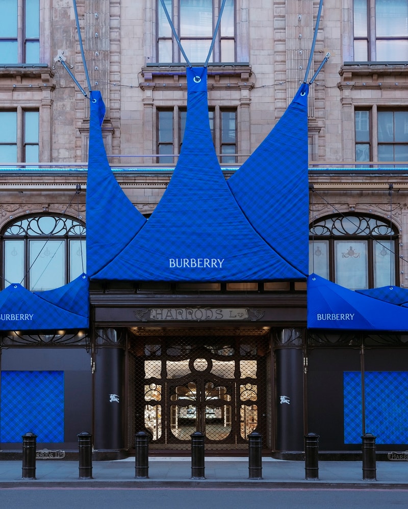 慶祝開幕 175 週年！Burberry 以「騎士藍」點亮英國哈洛德百貨