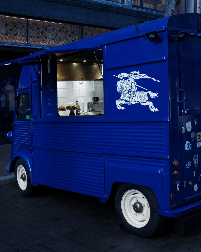 慶祝開幕 175 週年！Burberry 以「騎士藍」點亮英國哈洛德百貨