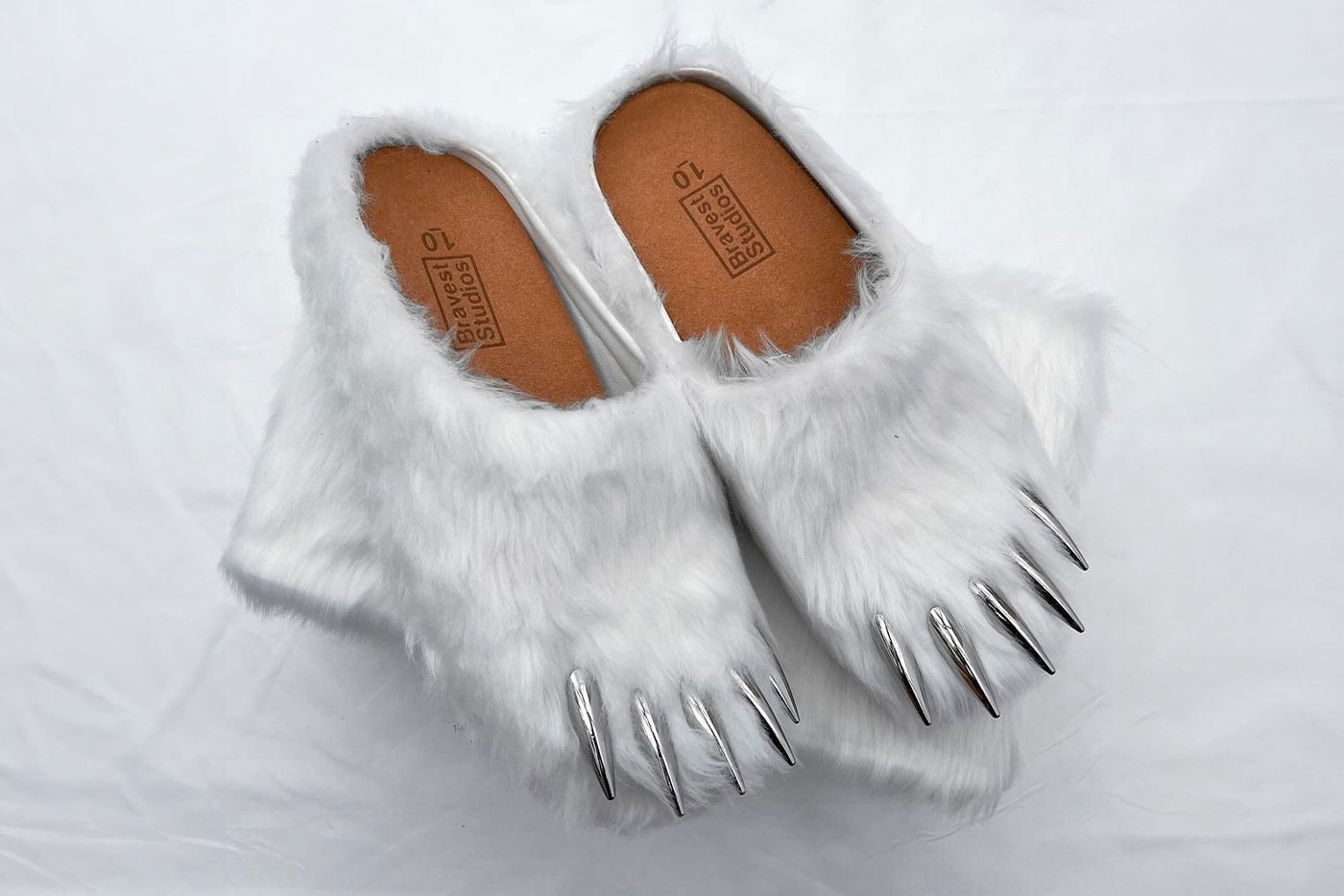 Bravest Studios 正式推出酷似「北極熊」腳掌外型穆勒鞋