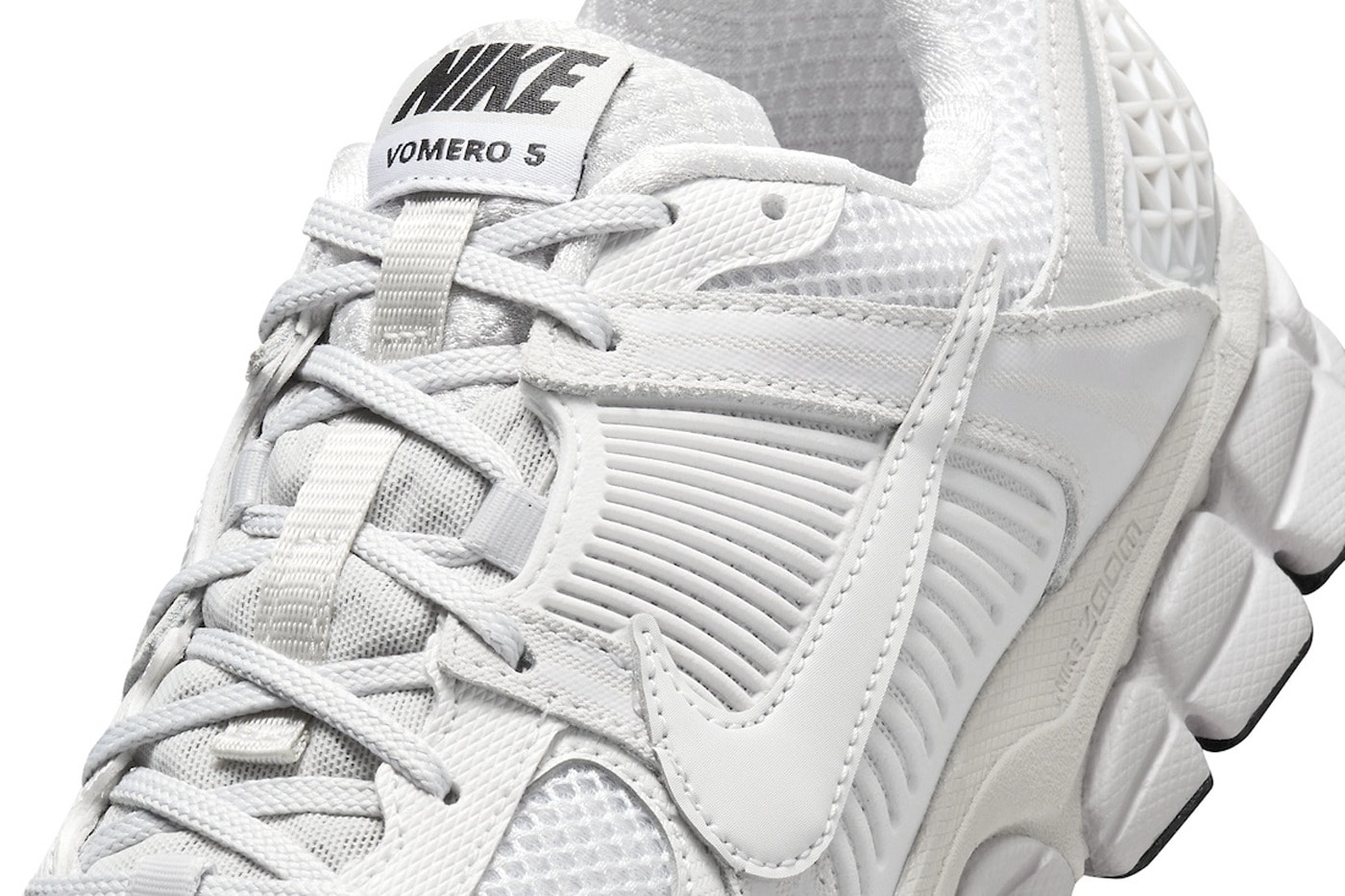 率先近賞 Nike Zoom Vomero 5 全新配色「White/Vast Grey」