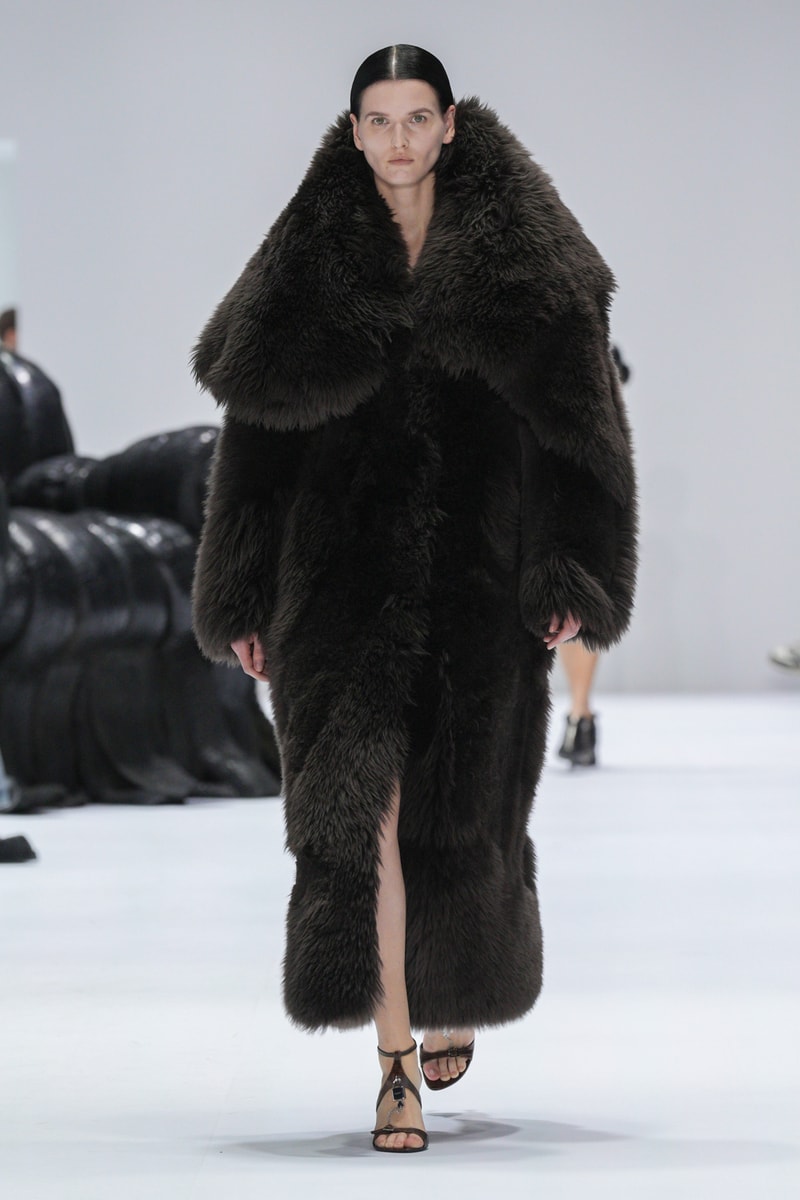 Acne Studios 正式發佈 2024 秋冬女裝系列大秀