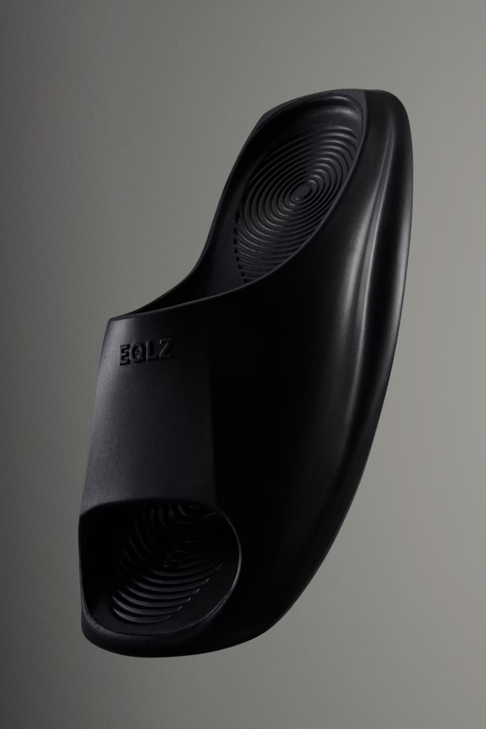 EQLZ 釋出全新 1200 拖鞋系列