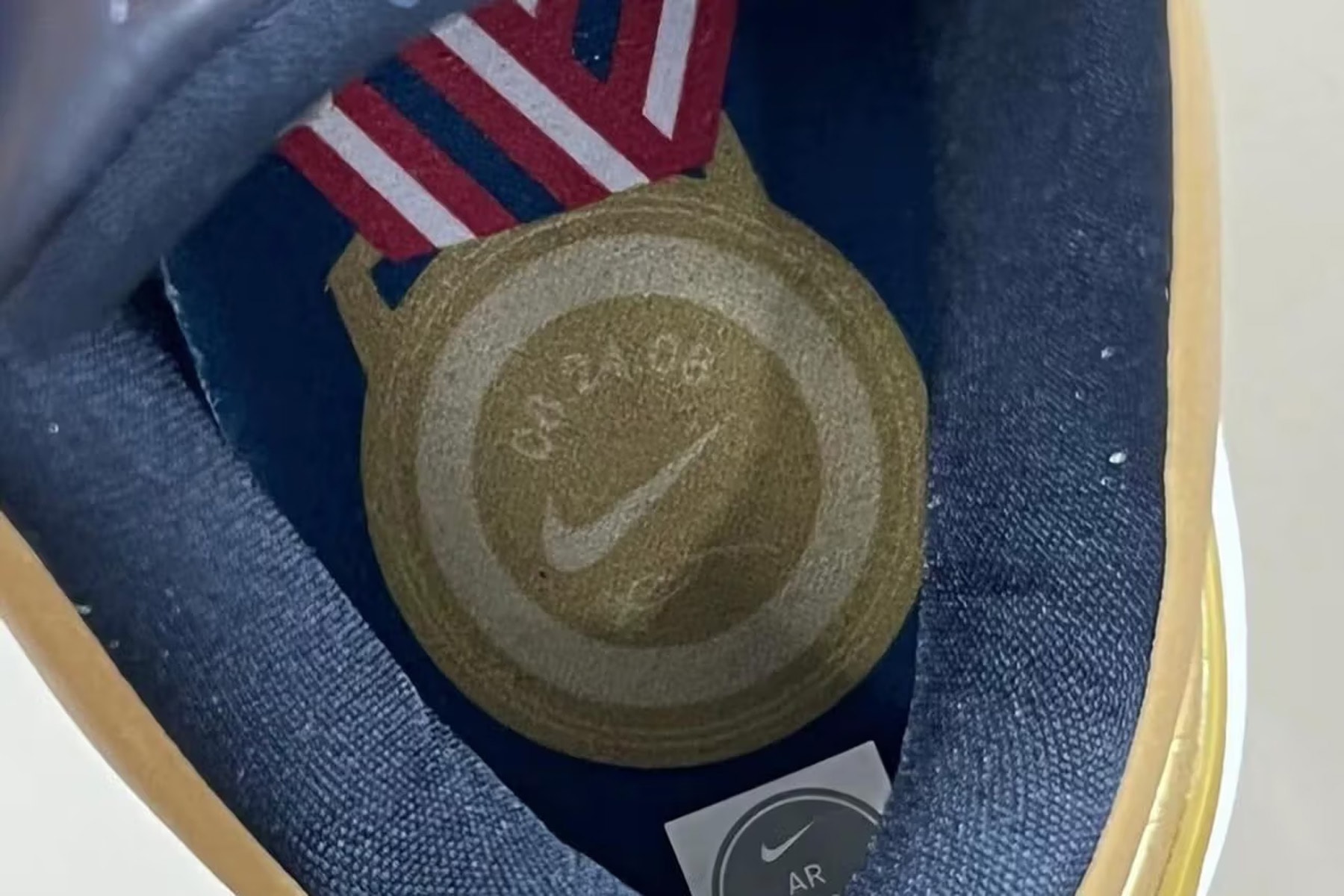 近賞 Nike Kobe 4 Protro 奧運主題配色「Gold Medal」