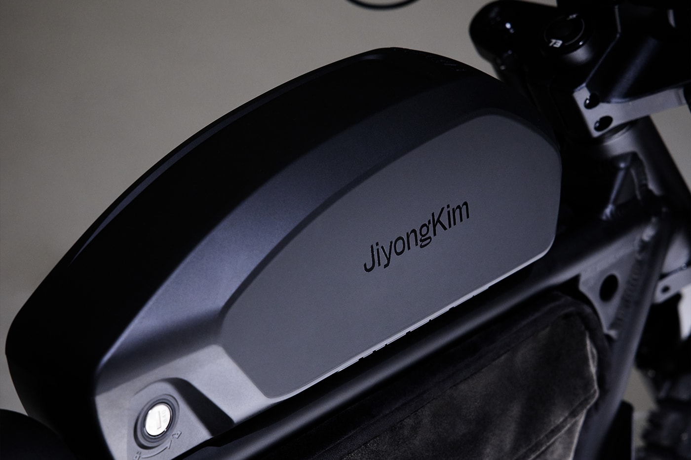 JiyongKim 攜手 SUPER73 推出兩款限量聯名定製電動自行車