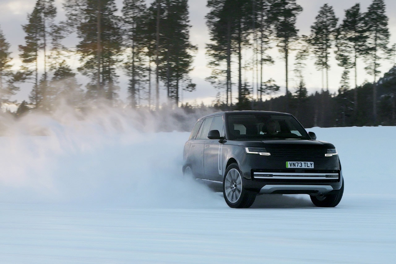 首款電能化 Range Rover 原型車於北極圈展開測試
