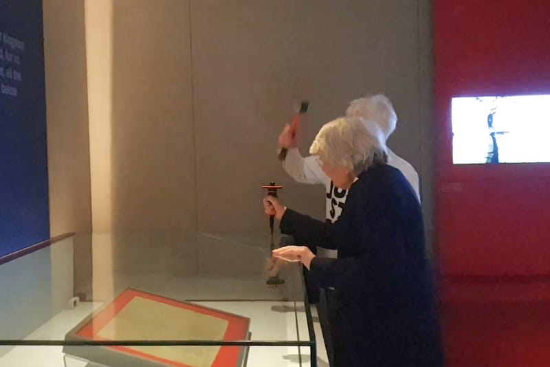 環保團體人士擊碎 13 世紀文獻《Magna Carta 大憲章》護層玻璃