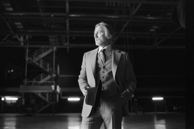 Rian Johnson 公開《鋒迴路轉/神探白朗》第三部曲《Wake Up Dead Man》首張劇照