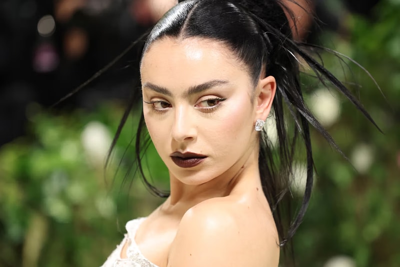 Charli XCX 最新專輯《Brat》豪華版正式登場