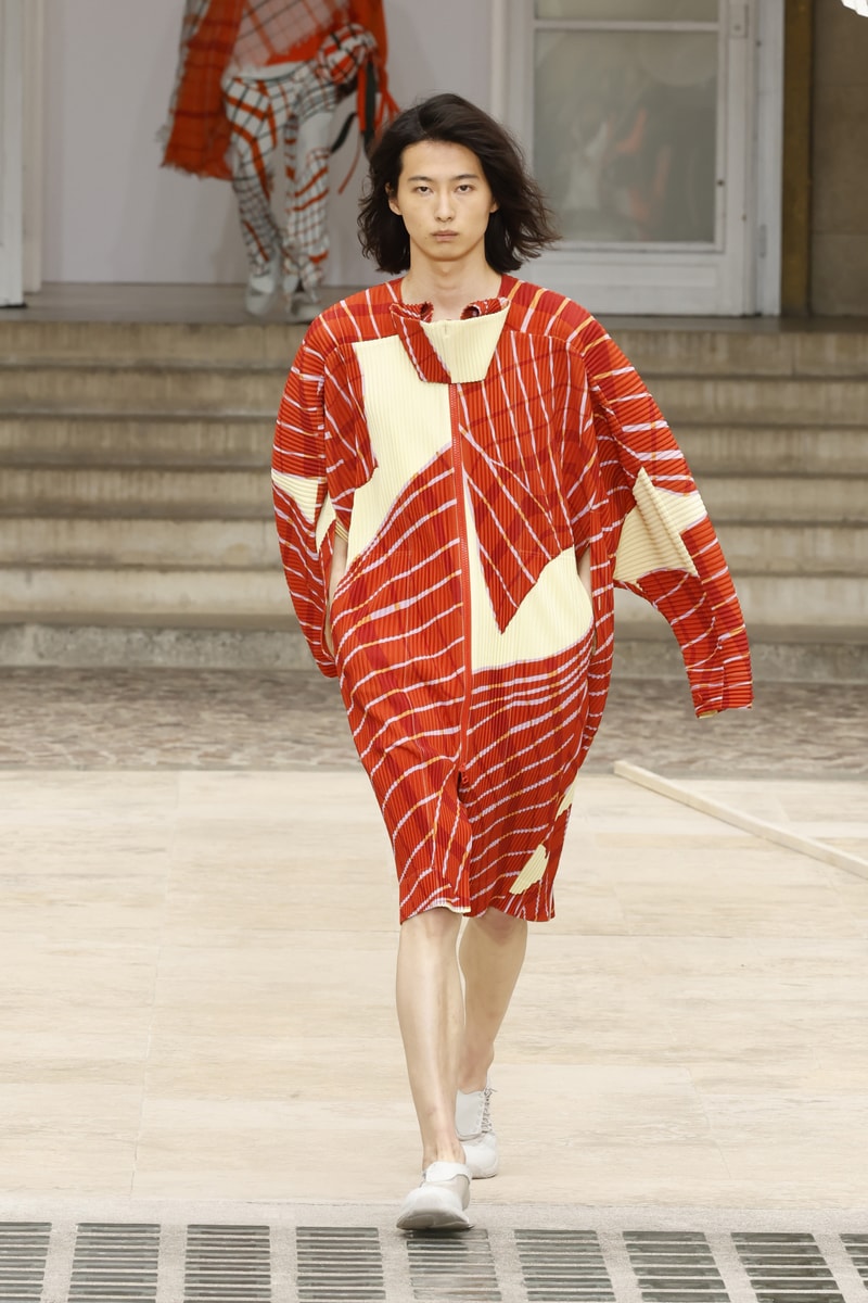 HOMME PLISSÉ ISSEY MIYAKE 正式發佈 2025 春夏系列大秀