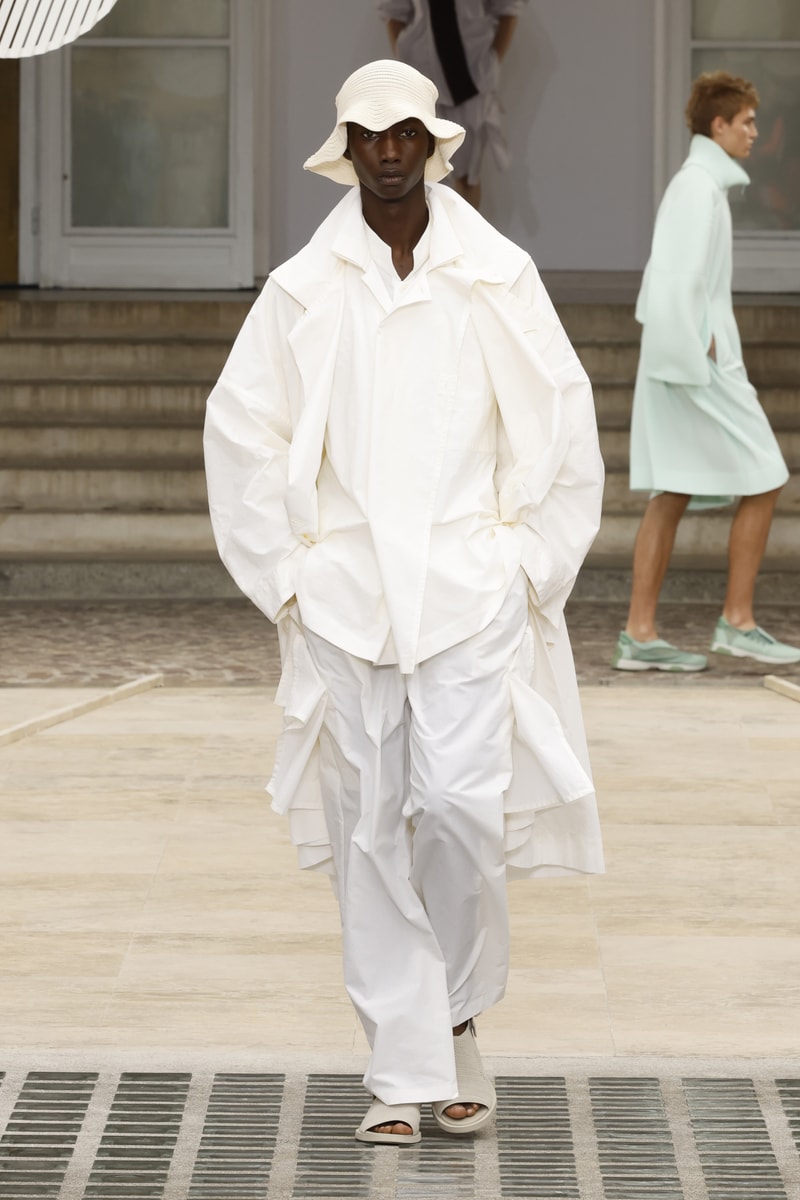 HOMME PLISSÉ ISSEY MIYAKE 正式發佈 2025 春夏系列大秀