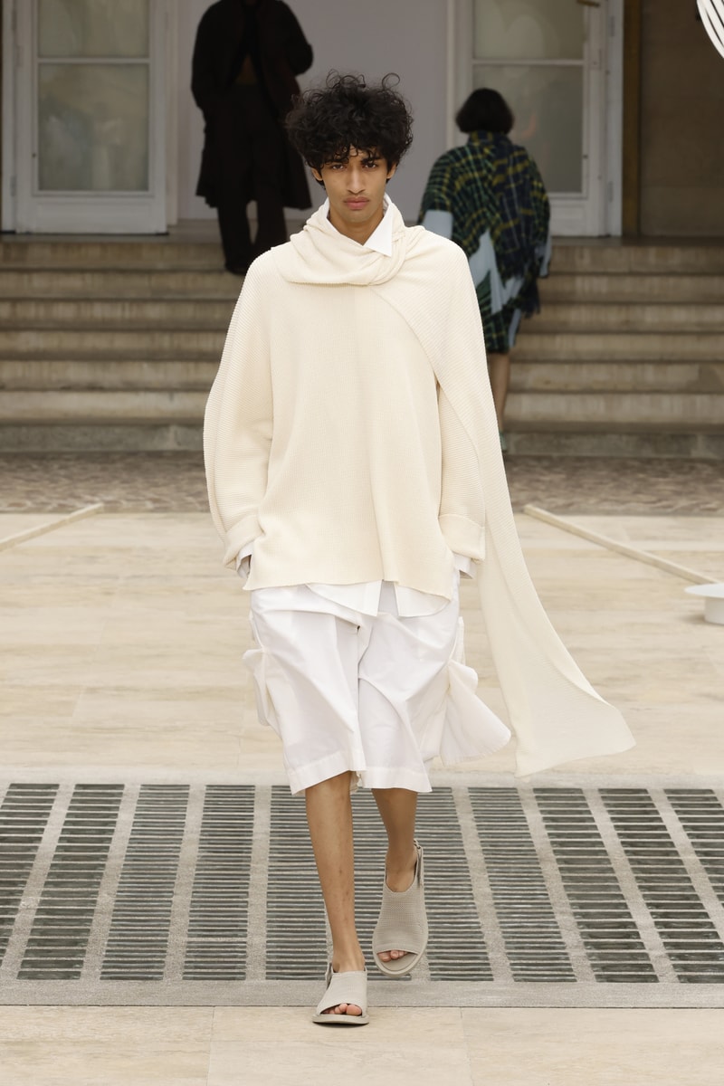 HOMME PLISSÉ ISSEY MIYAKE 正式發佈 2025 春夏系列大秀