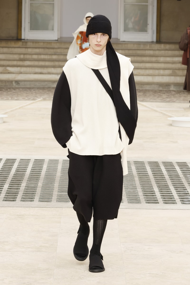 HOMME PLISSÉ ISSEY MIYAKE 正式發佈 2025 春夏系列大秀