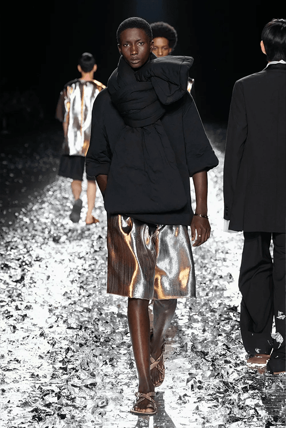 離開並不是結束！Dries Van Noten 2025 春夏男裝系列大秀「THERE IS NO BEGINNING, NO END」正式登場