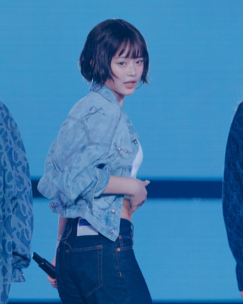 近賞 NewJeans 日本粉絲見面會著用 Calvin Klein 專屬訂製服飾