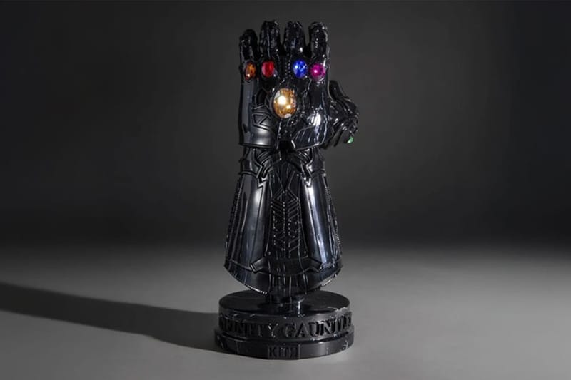 Swarovski 水晶加持！KITH 攜手 Marvel 打造黑魂版本「無限手套」紙鎮