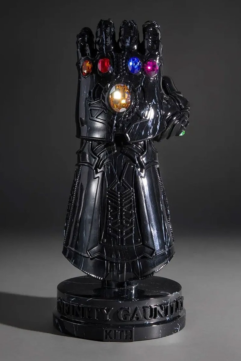Swarovski 水晶加持！KITH 攜手 Marvel 打造黑魂版本「無限手套」紙鎮