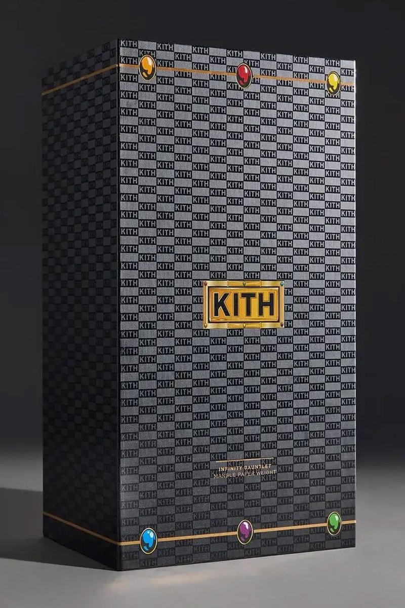 Swarovski 水晶加持！KITH 攜手 Marvel 打造黑魂版本「無限手套」紙鎮