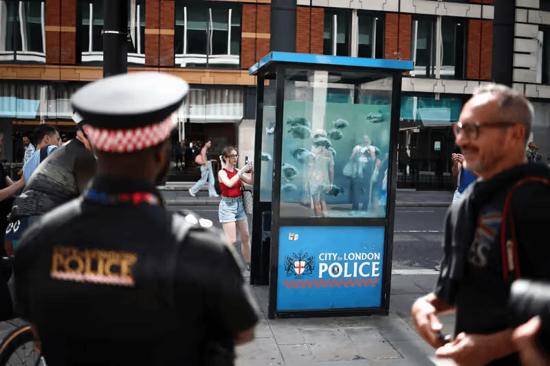 Banksy 正式揭曉塗鴉系列「London Zoo」真實意義