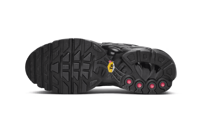 近賞 Nike Air Max Plus 最新配色「Black/Metallic Silver」官方圖輯