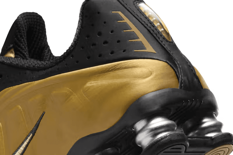近賞 Nike Shox R4 最新配色「Black/Metallic Gold」官方圖輯