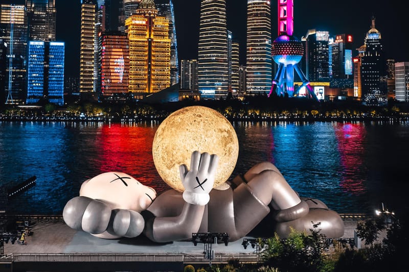 《KAWS:HOLIDAY》上海站正式開幕進駐著名地標北外灘碼頭