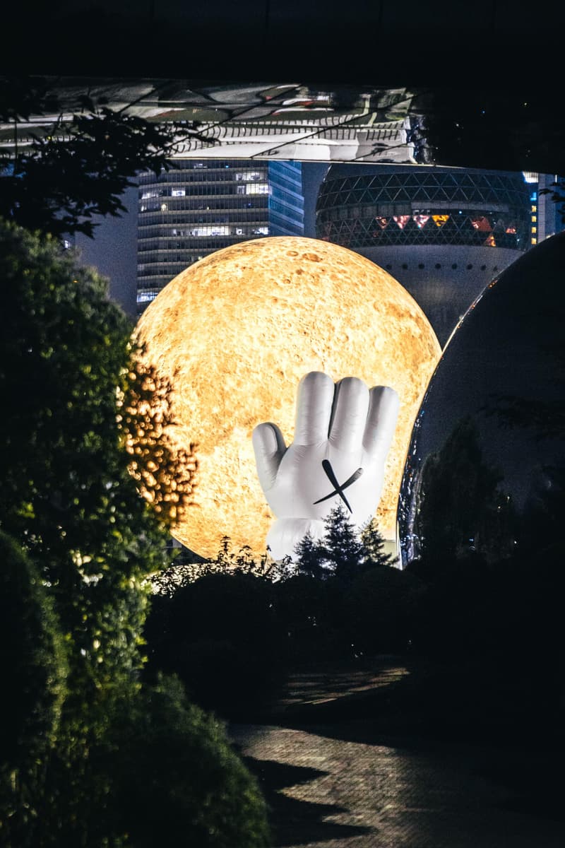 《KAWS:HOLIDAY》上海站正式開幕進駐上海著名地標北外灘碼頭