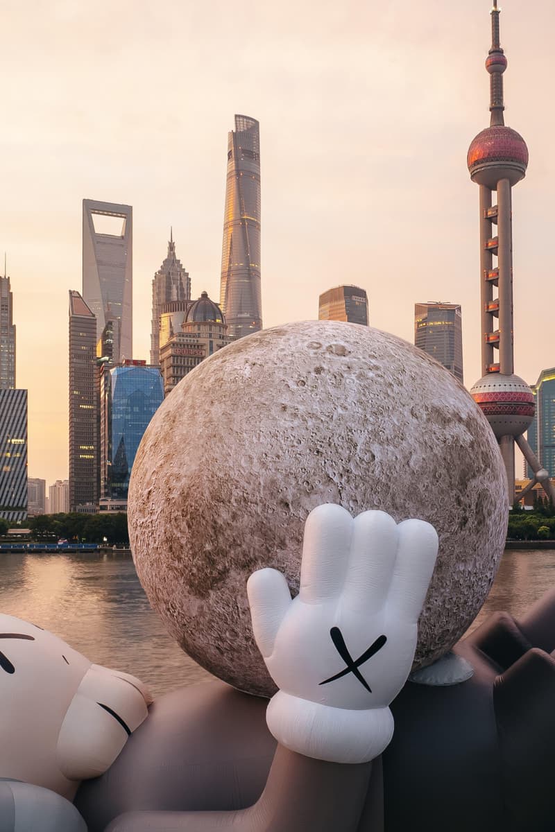 《KAWS:HOLIDAY》上海站正式開幕進駐上海著名地標北外灘碼頭