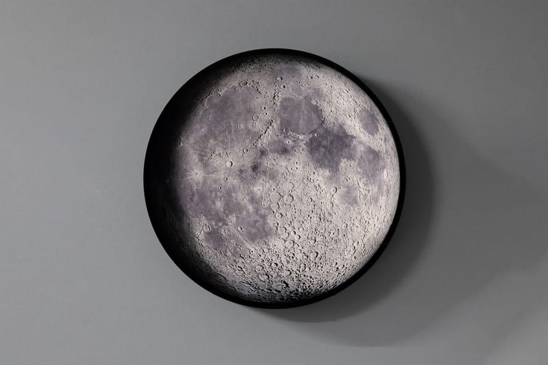 倫敦設計工作室 Relative Distance 推出全新「即時月相盈虧」壁燈